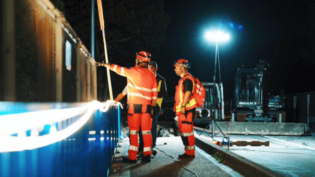 Ouvriers en action sur chantier urbain a Saint-Egreve.png