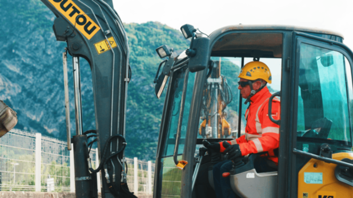 Conducteur de tractopelle en operation sur site de travaux a Grenoble.png