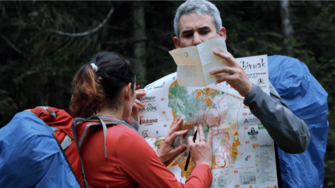Deux personnes sur une carte d'orientation.png