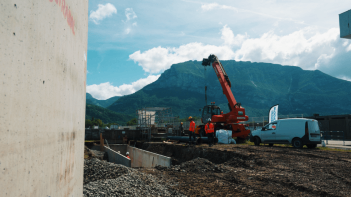 Grue-pont-barrage-installation-tuyaux.png