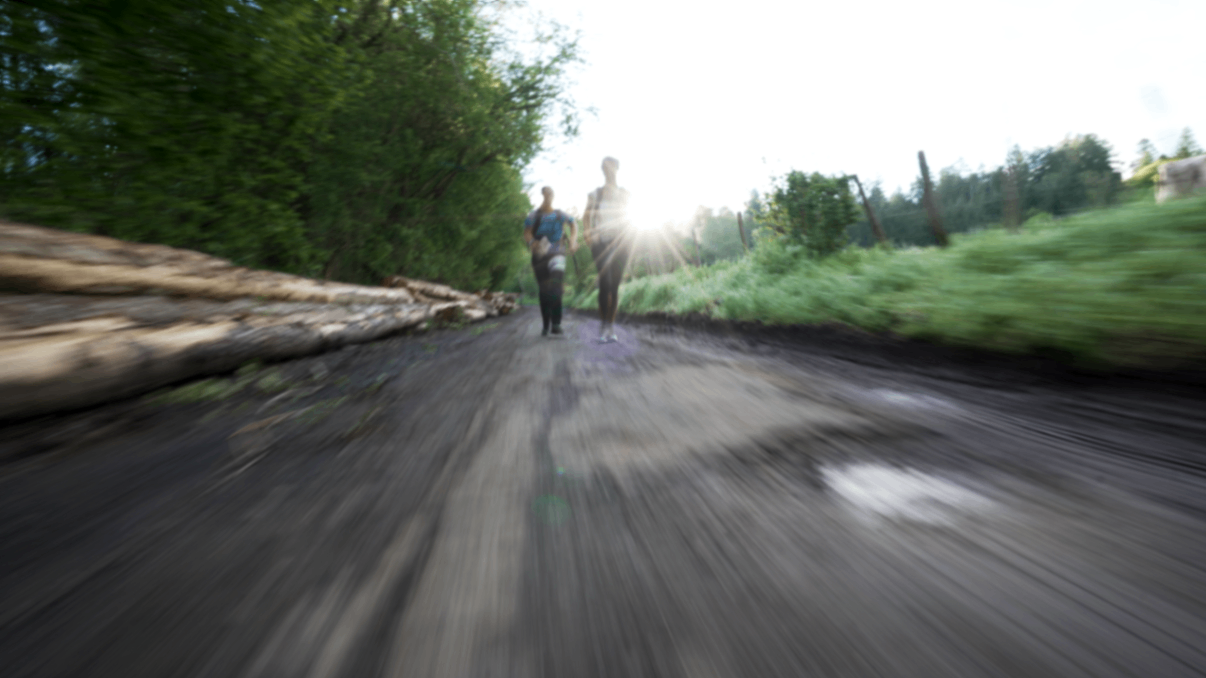 Sunrise avec deux personnes qui court sur une route .png